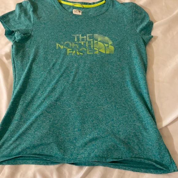 The north face women’s shirt sleeve graphic shirt - Picture 2 of 2